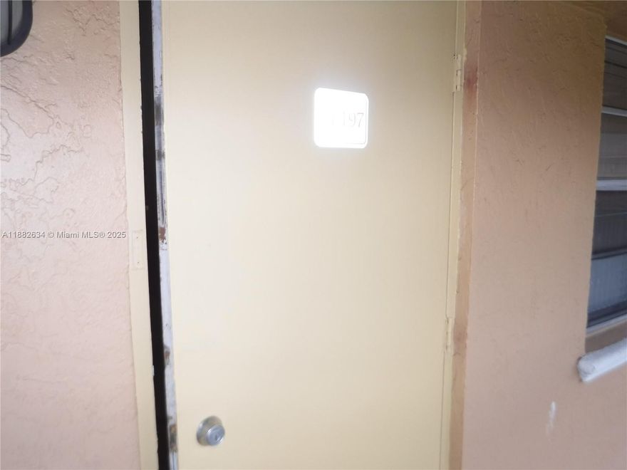 Spacious 1 Bed 1 Bath in Court at Oakland Park , Close to everything, Easy and Fast Approval First and Deposit