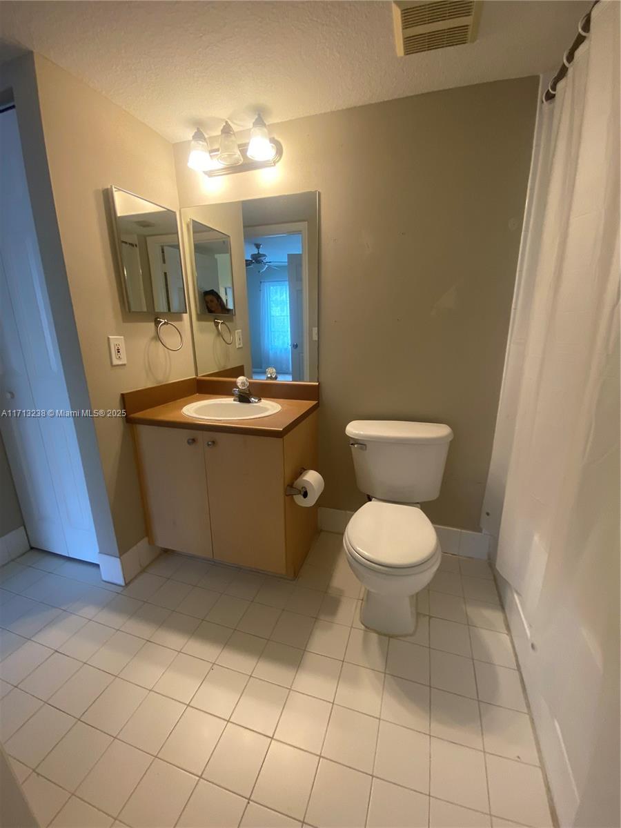 EMERALD ISLE AT LAGUNA LA - Residential Lease