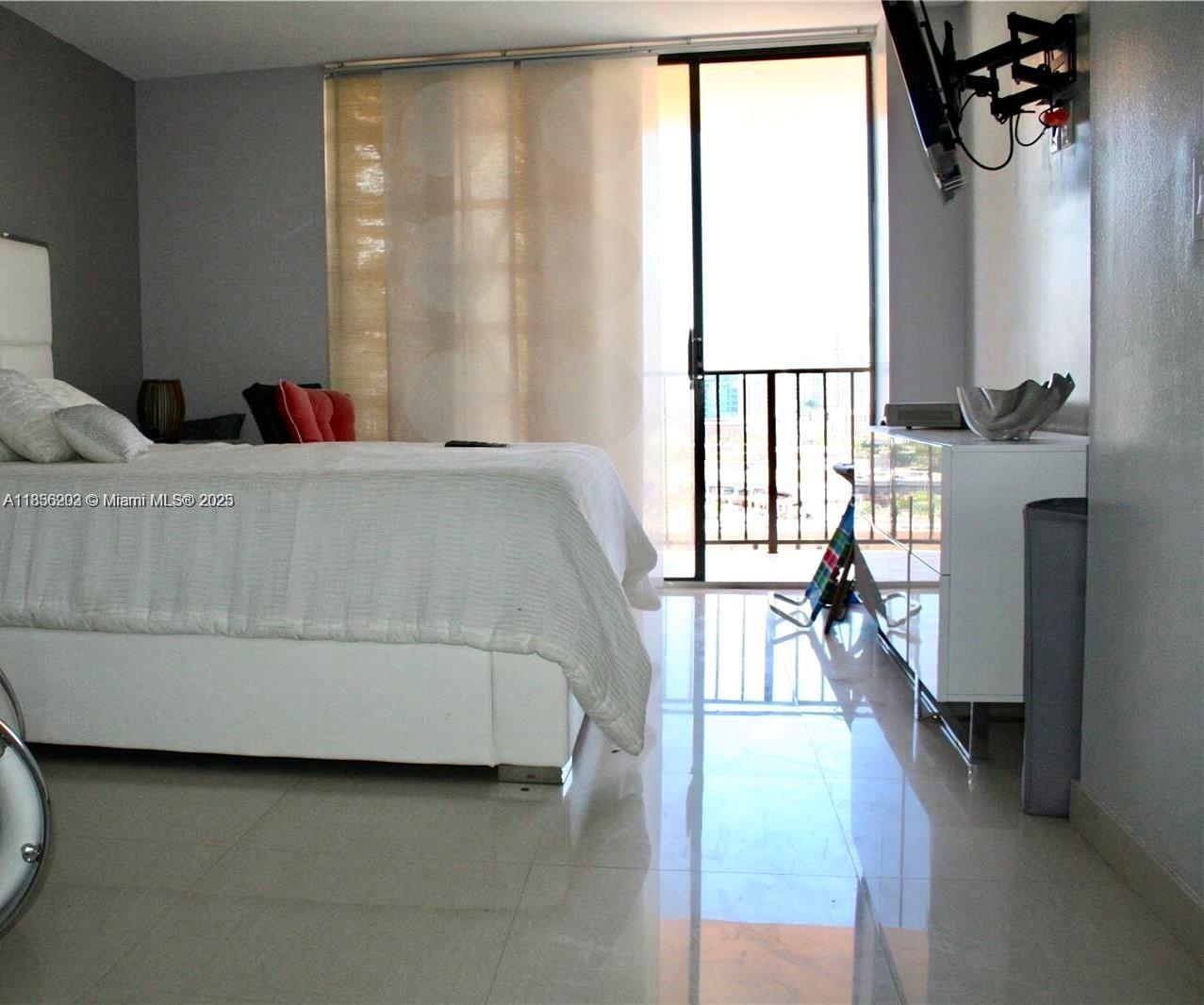 WINSTON TOWERS 600 CONDO - Residential