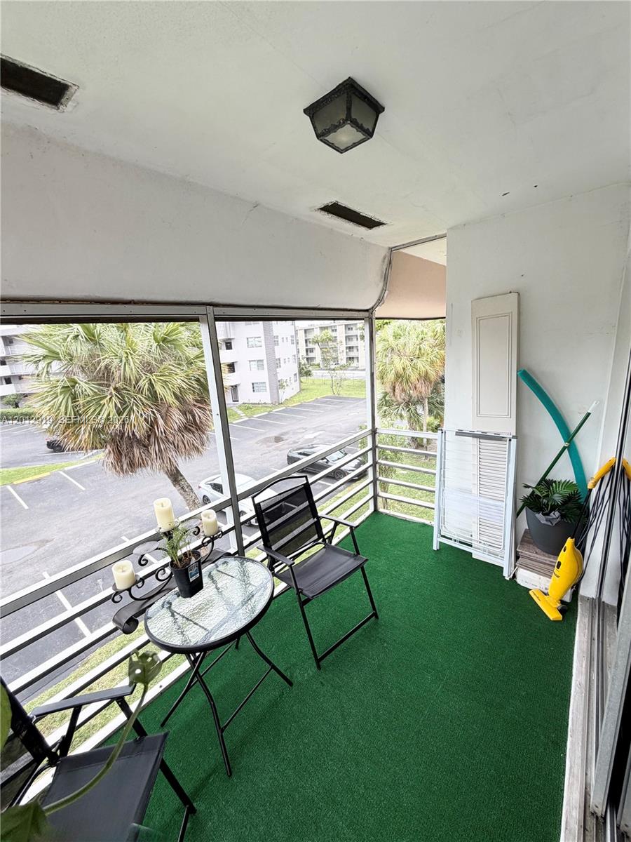 LAUDERDALE OAKS CONDO I - Residential