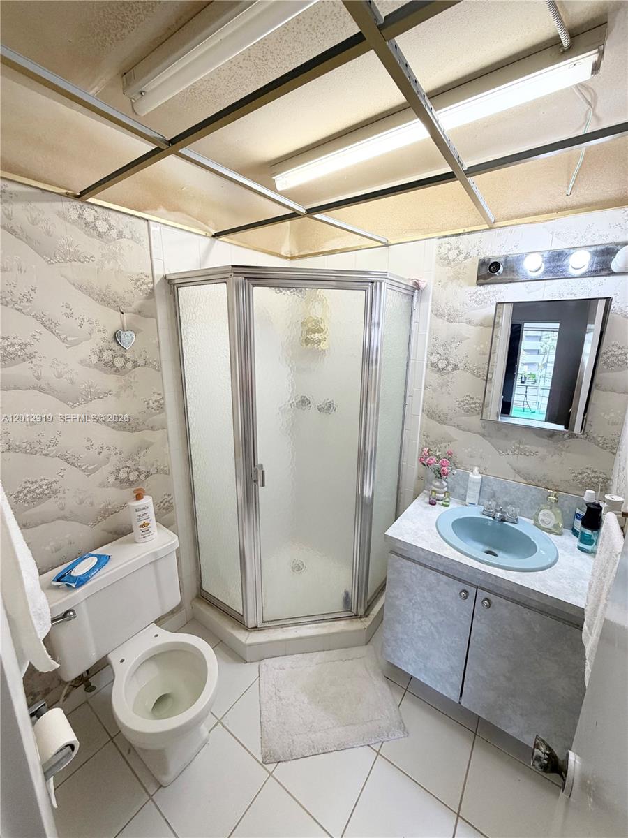 LAUDERDALE OAKS CONDO I - Residential