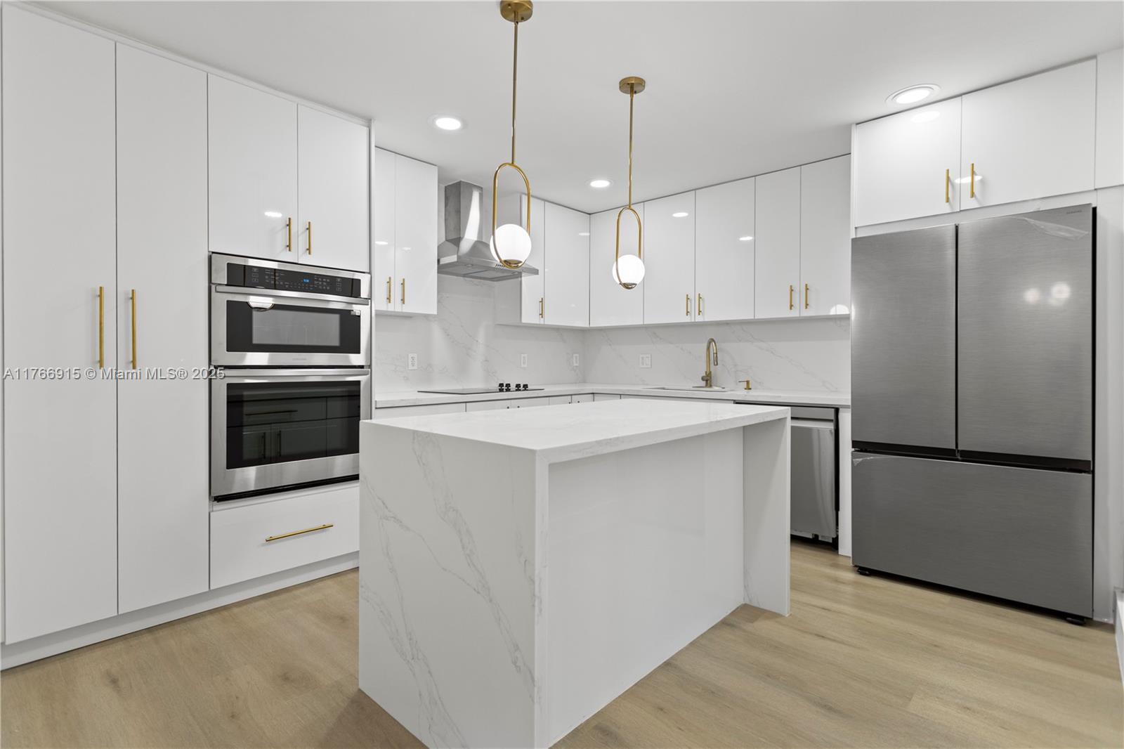 HOLLYWOOD HILLS - Residential