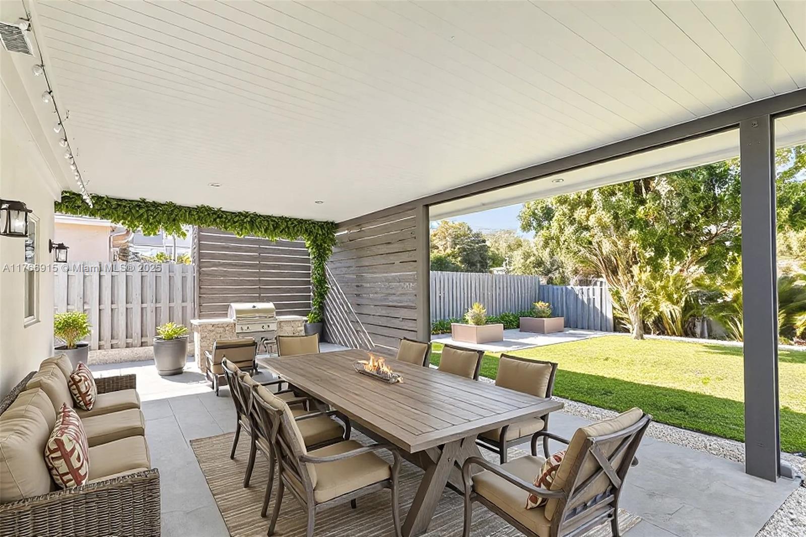 HOLLYWOOD HILLS - Residential