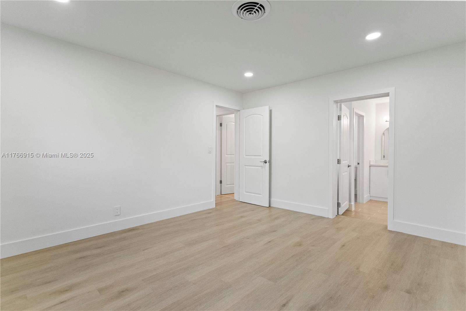 HOLLYWOOD HILLS - Residential