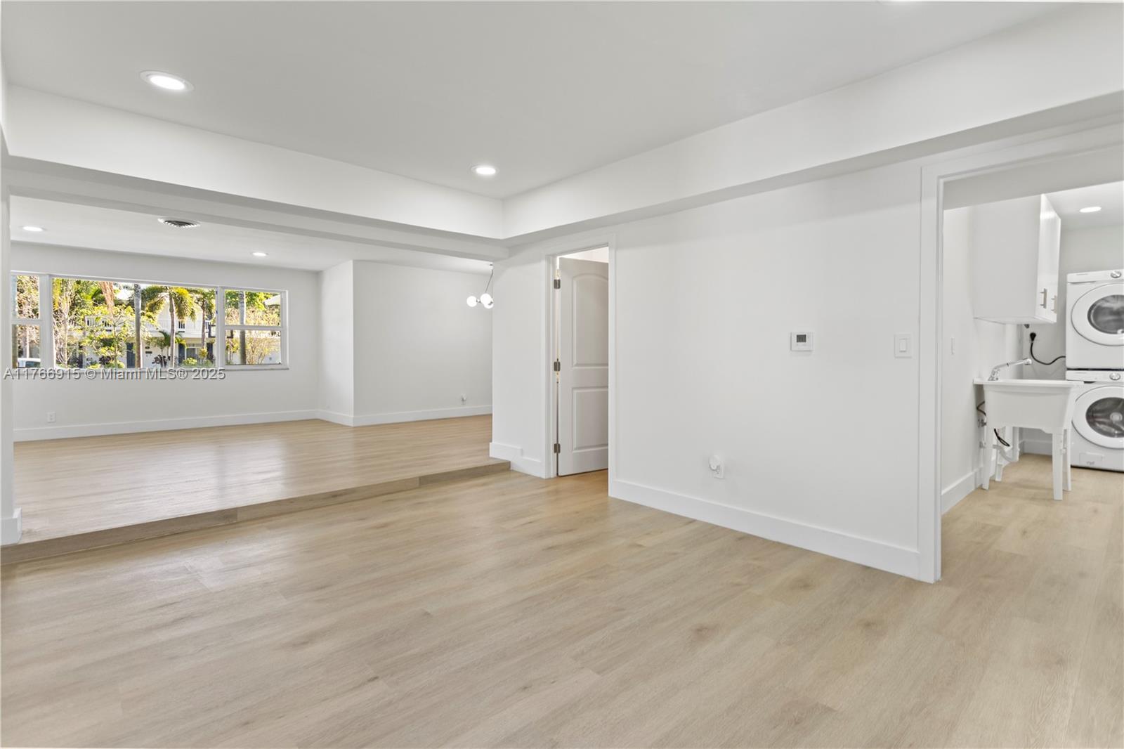HOLLYWOOD HILLS - Residential