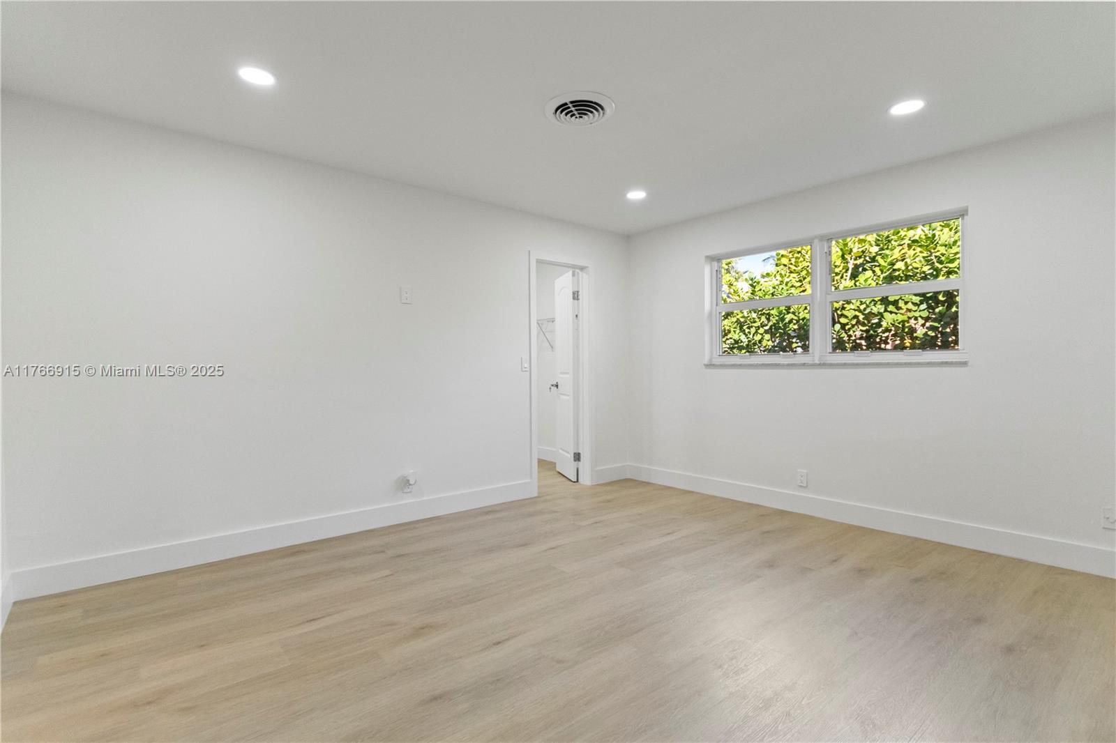 HOLLYWOOD HILLS - Residential