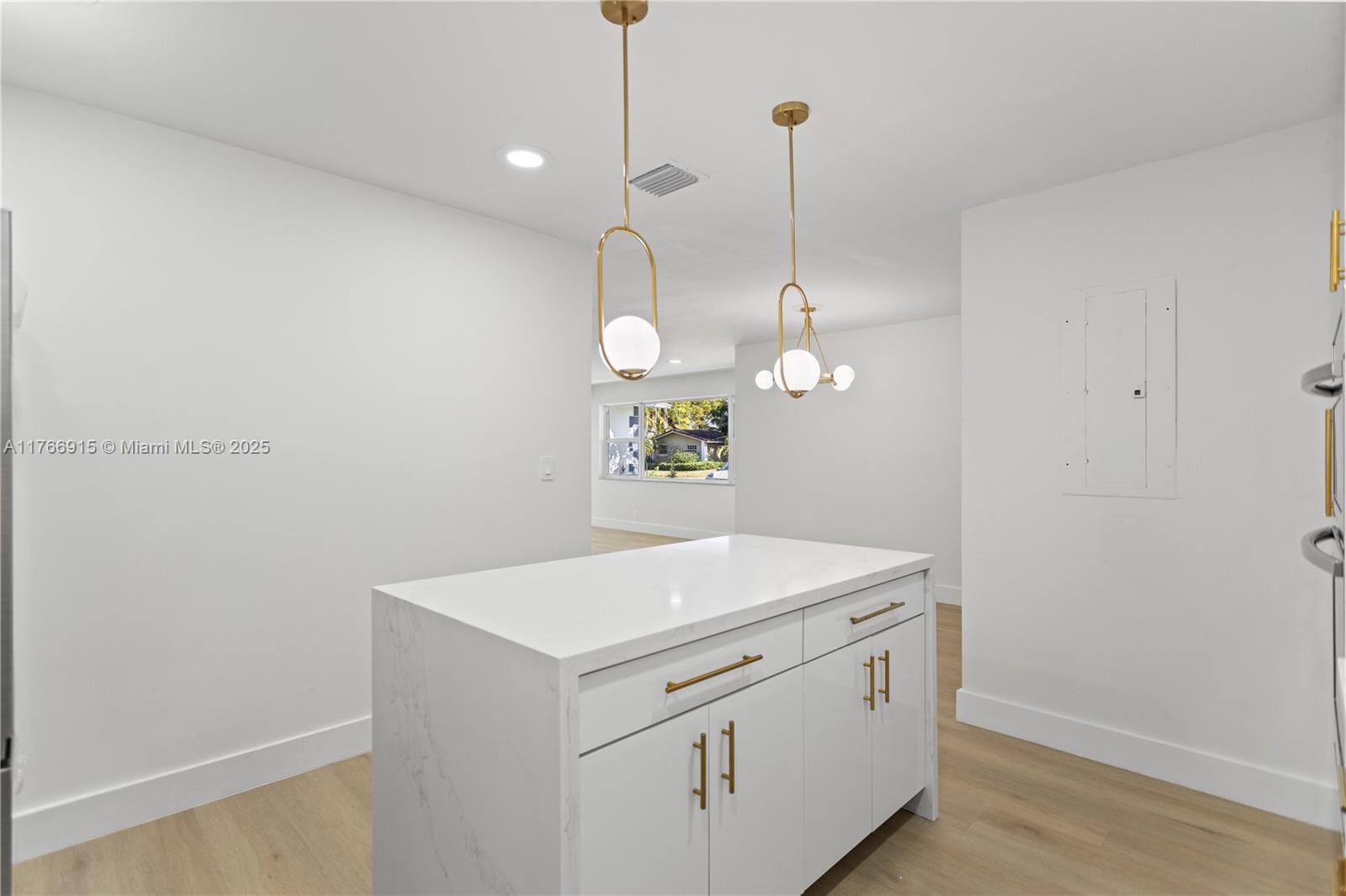HOLLYWOOD HILLS - Residential