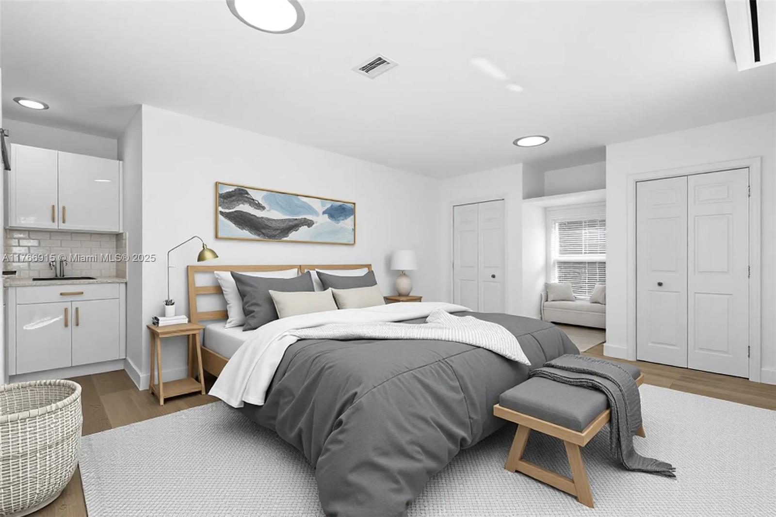 HOLLYWOOD HILLS - Residential