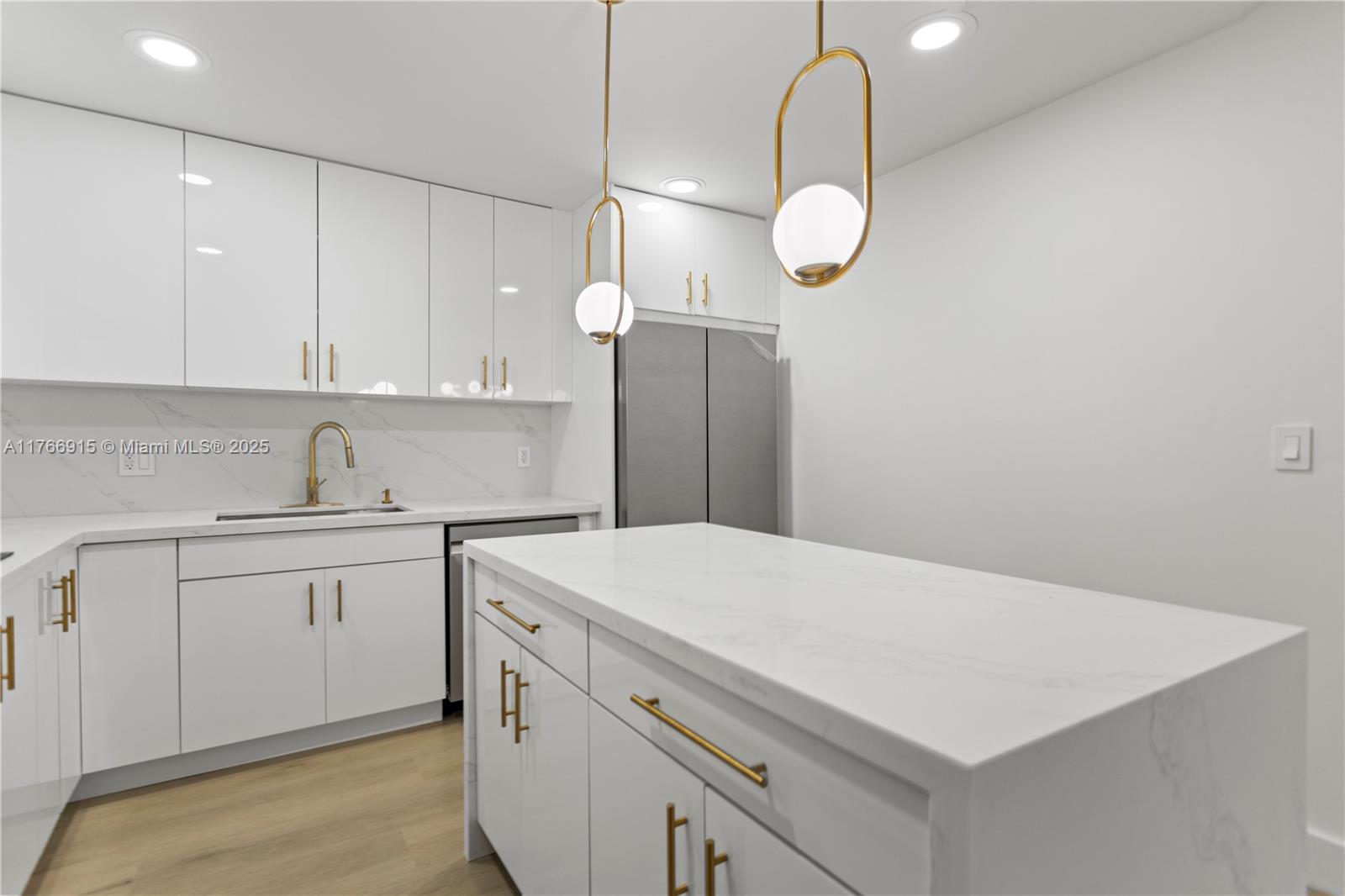 HOLLYWOOD HILLS - Residential