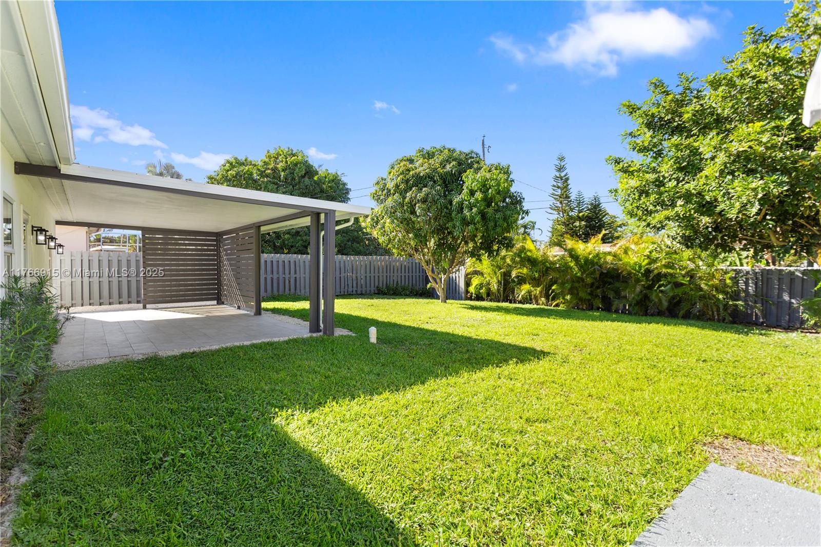 HOLLYWOOD HILLS - Residential