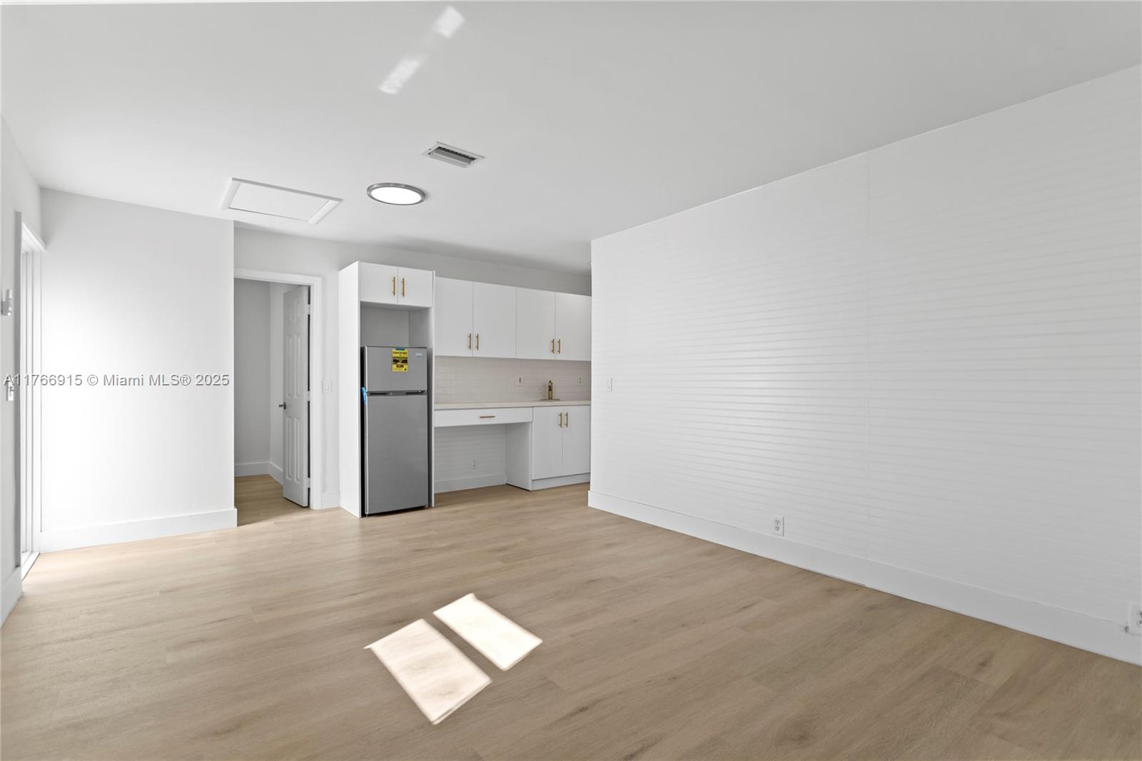 HOLLYWOOD HILLS - Residential