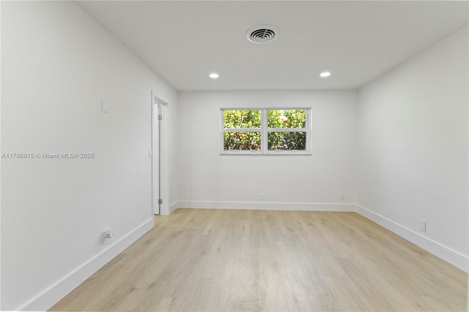 HOLLYWOOD HILLS - Residential