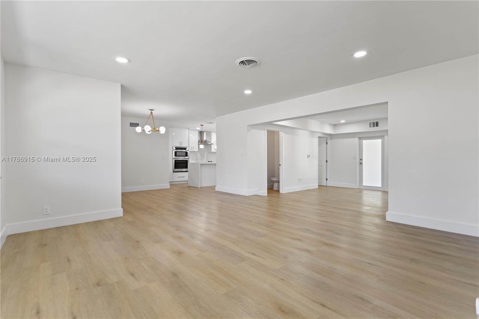 HOLLYWOOD HILLS - Residential