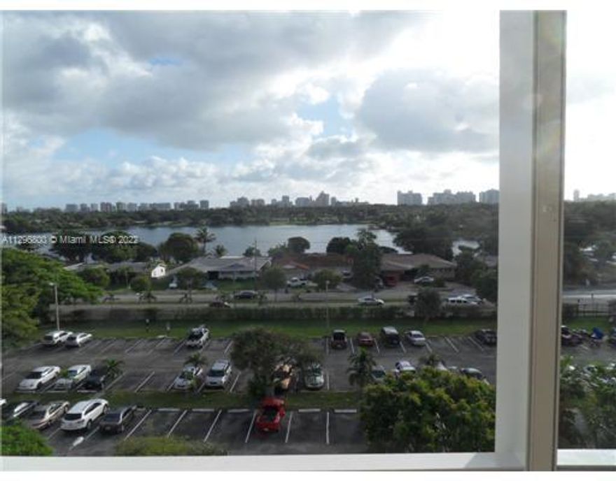 very nice 1 bed 1 1/2 bath in jade winds condo, grate view, first tower from the entrance, close to Skylake mall, banks supermarket and shops, gated community, 5 minutes to I95 and Aventura, excellent Ojus school