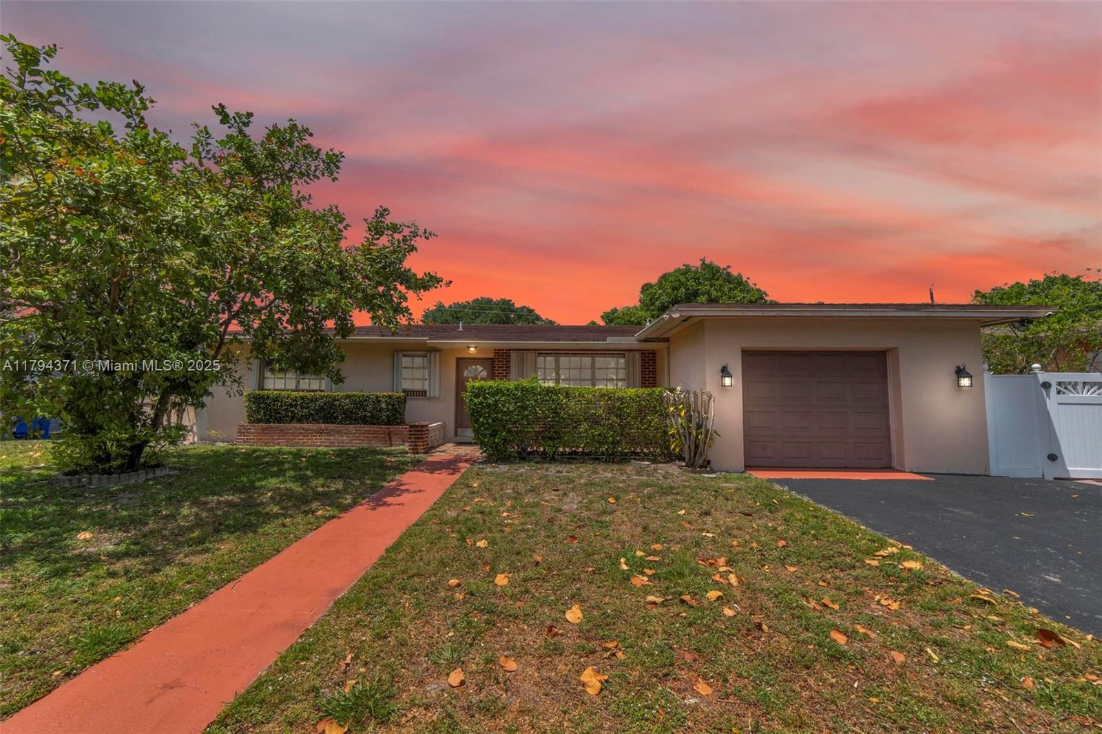 700 Nw 76th Ave, Pembroke Pines, Miami-Dade County, Florida - 3 Bedrooms  
2 Bathrooms - 