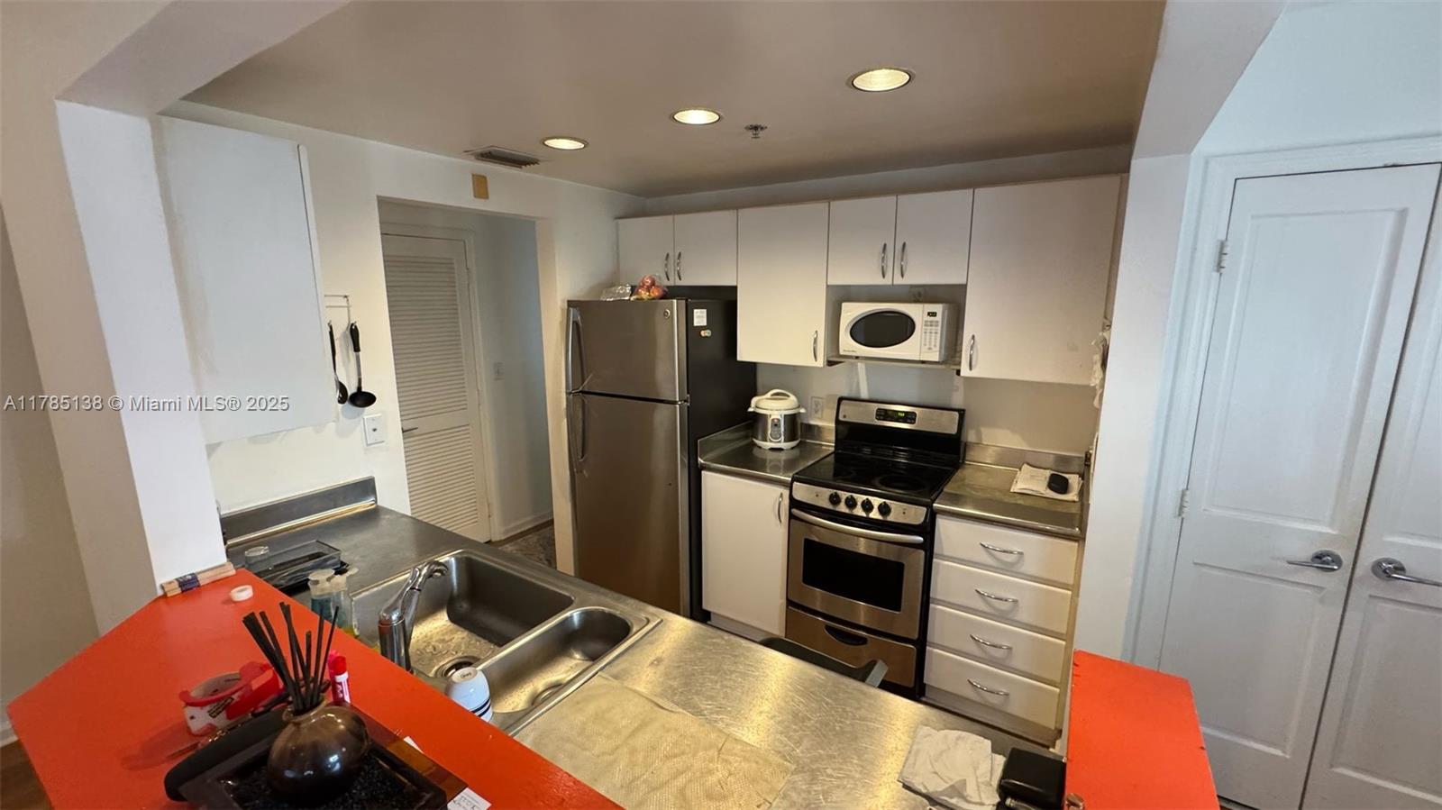 THE LINCOLN CONDO - Residential