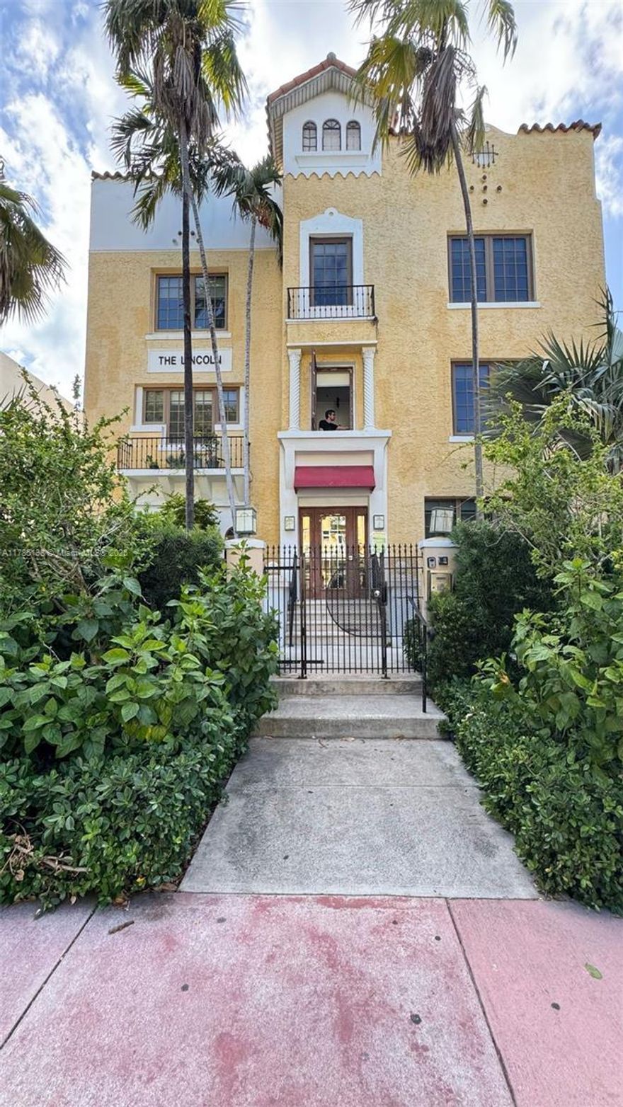 LOWER PRICED !1 bed/ 1 bath in  South Beach , just steps from Lincoln Road mall and 2 blocks to the beach. Central A/C and washer/dryer in the unit a big PLUS.  Private outside entrance. Living / Dining area, bar counter convenient for 2 to dine and entertain. 1st floor with much natural light from all windows not blocked by a building.