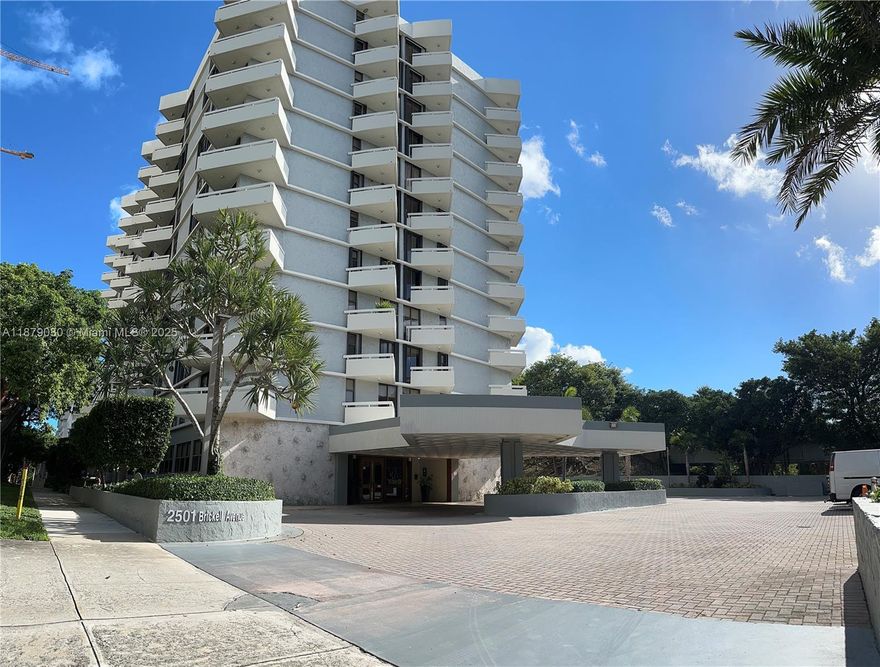 FULLY RENOVATED BEAUTIFUL 1 BEDROOM 2 FULL BATHS! PORCELANATO FLOORS, NEW APPLIANCES, LARGE
WALK-IN CLOSET, IMMACULATELY MAINTAINED! AMENITIES INCLUDE: TENNIS, BILLIARDS, SWIMMING POOL,
FITNESS CENTER & PARTY ROOM! PLENTY OF FREE GUEST PARKING!