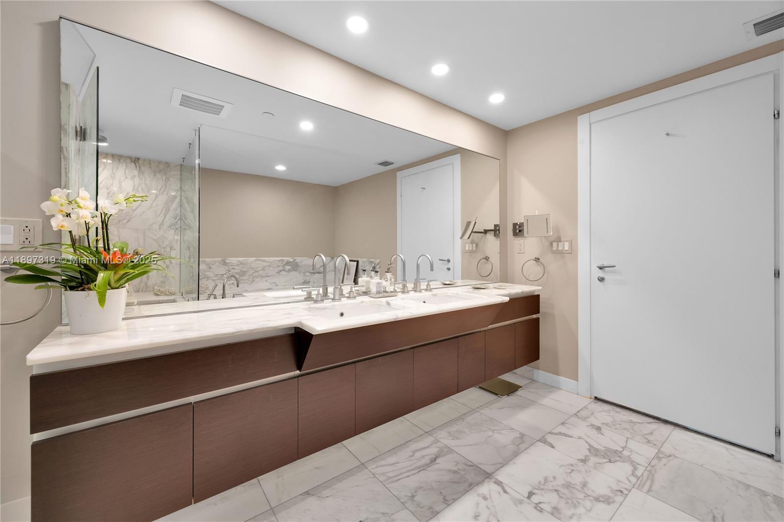 GROVENOR HOUSE CONDO - Residential