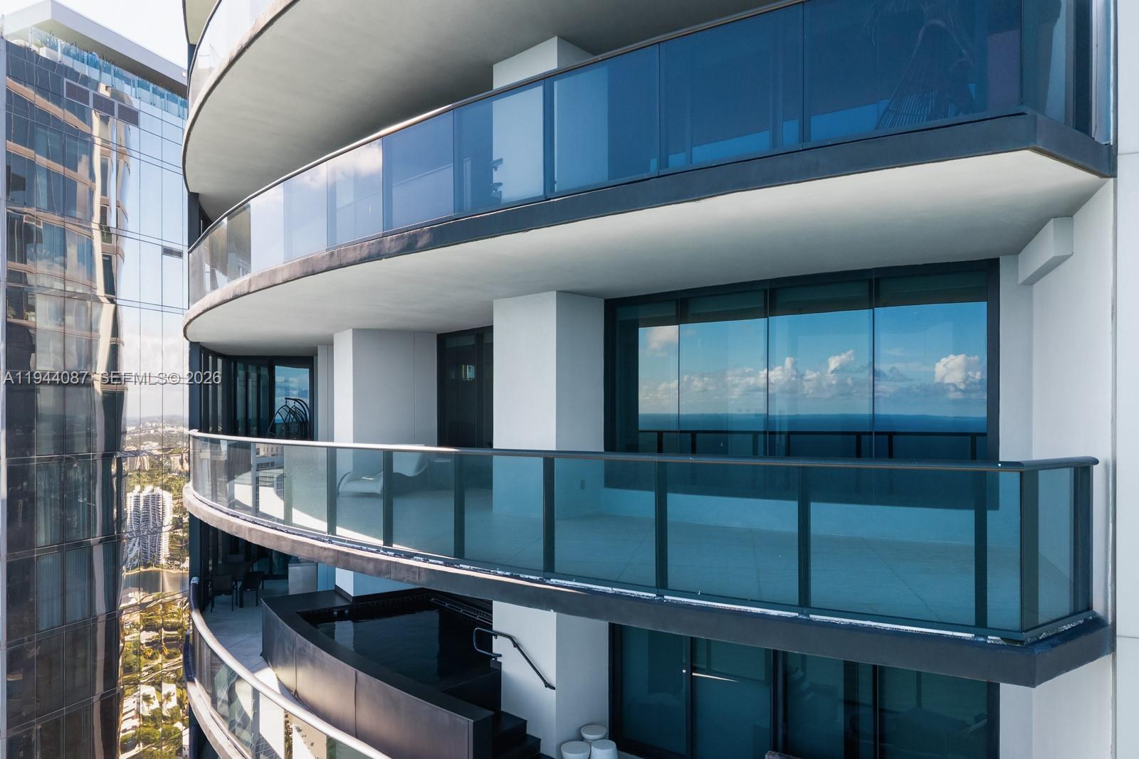 18555 COLLINS AVENUE COND - Residential