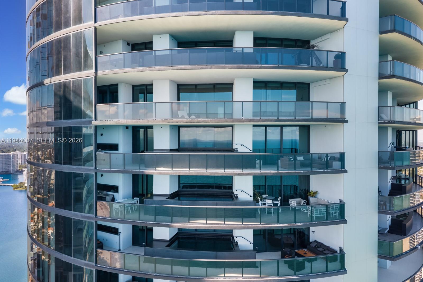 18555 COLLINS AVENUE COND - Residential