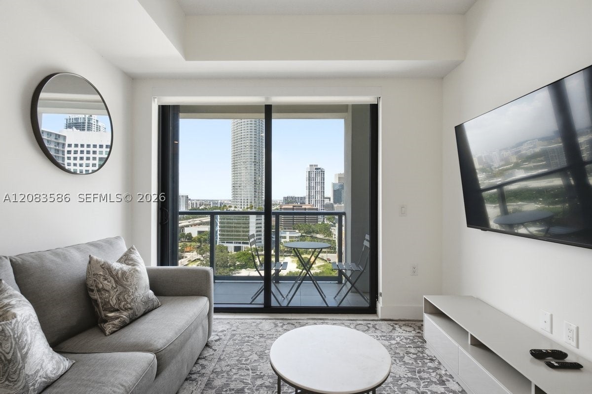 239 SW 9TH 1704