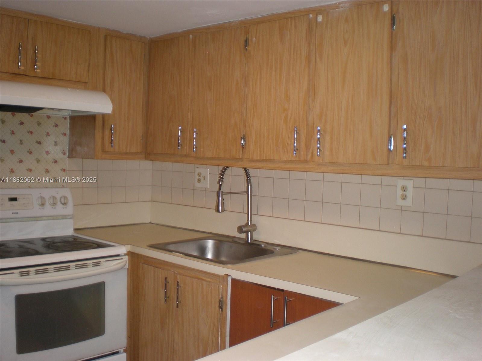 HAMPTON COURT CONDO - Residential