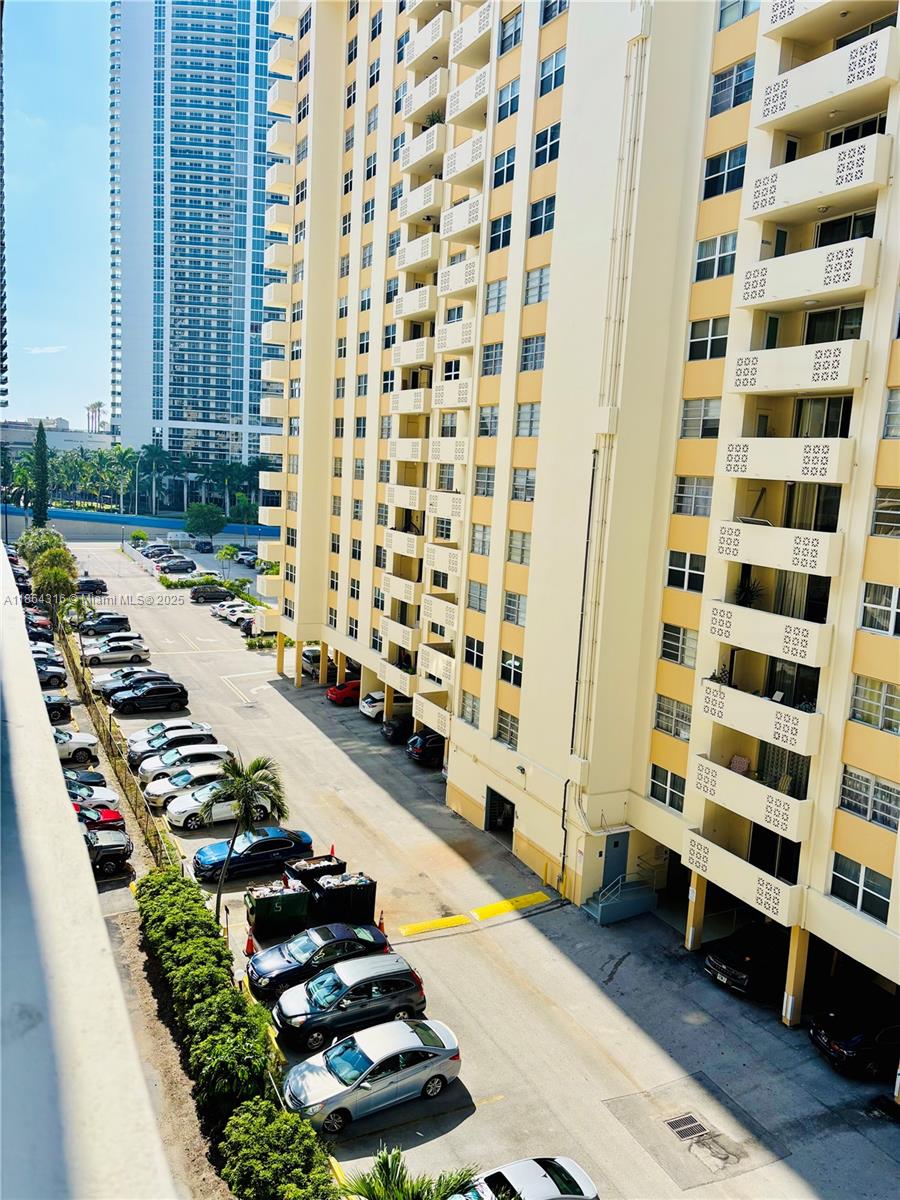 IMPERIAL TOWERS CONDO - Residential