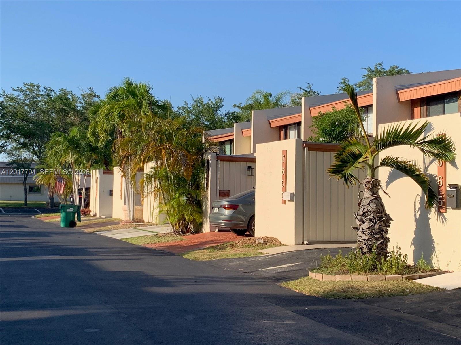 SUNSET KENDALL VILLAS - Residential