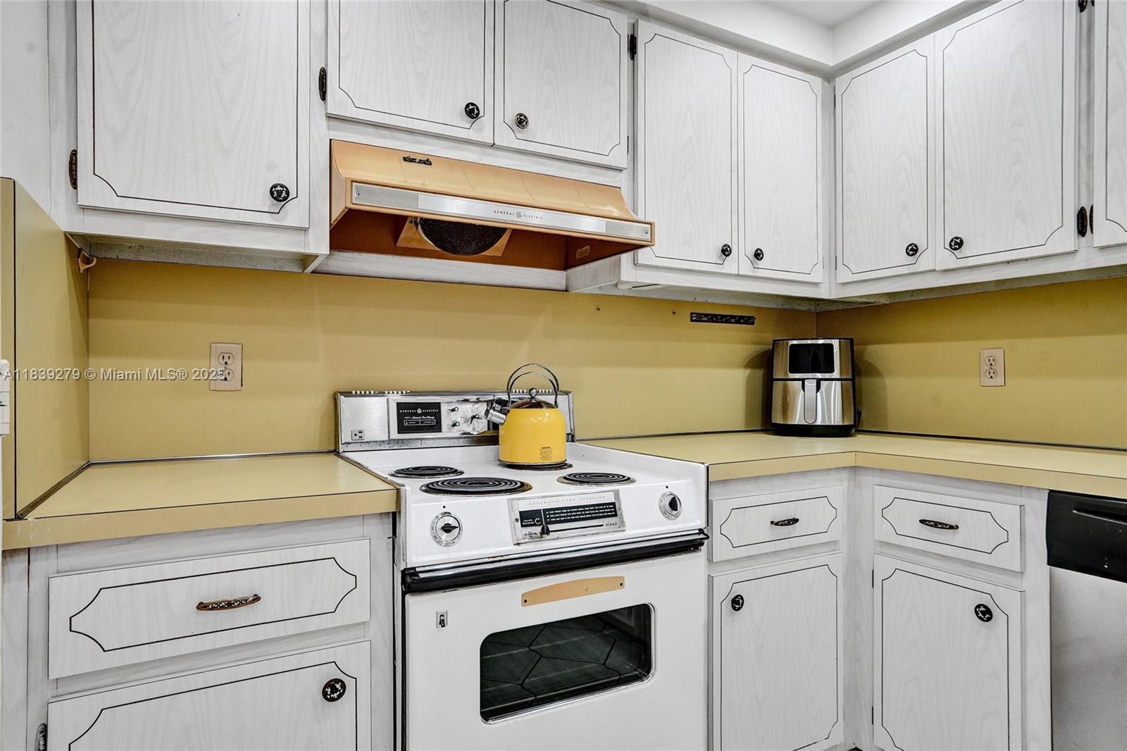 PARLIAMENT HOUSE CONDO - Residential