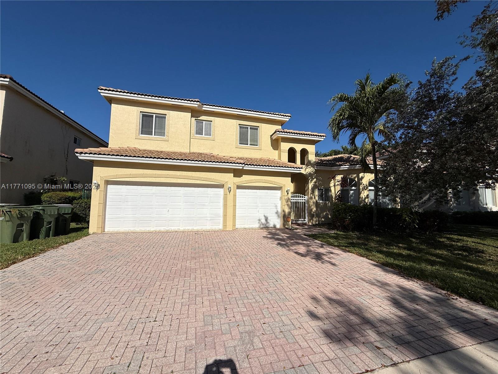 Rental Property at 2250 Se 19th Ave, Homestead, Miami-Dade County, Florida - Bedrooms: 5 
Bathrooms: 4  - $4,300 MO.