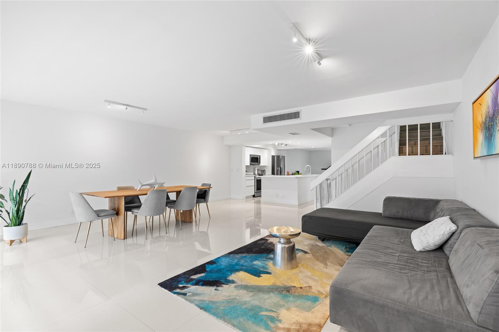 TOWNHOUSE VILLAGE AT BONA - Residential