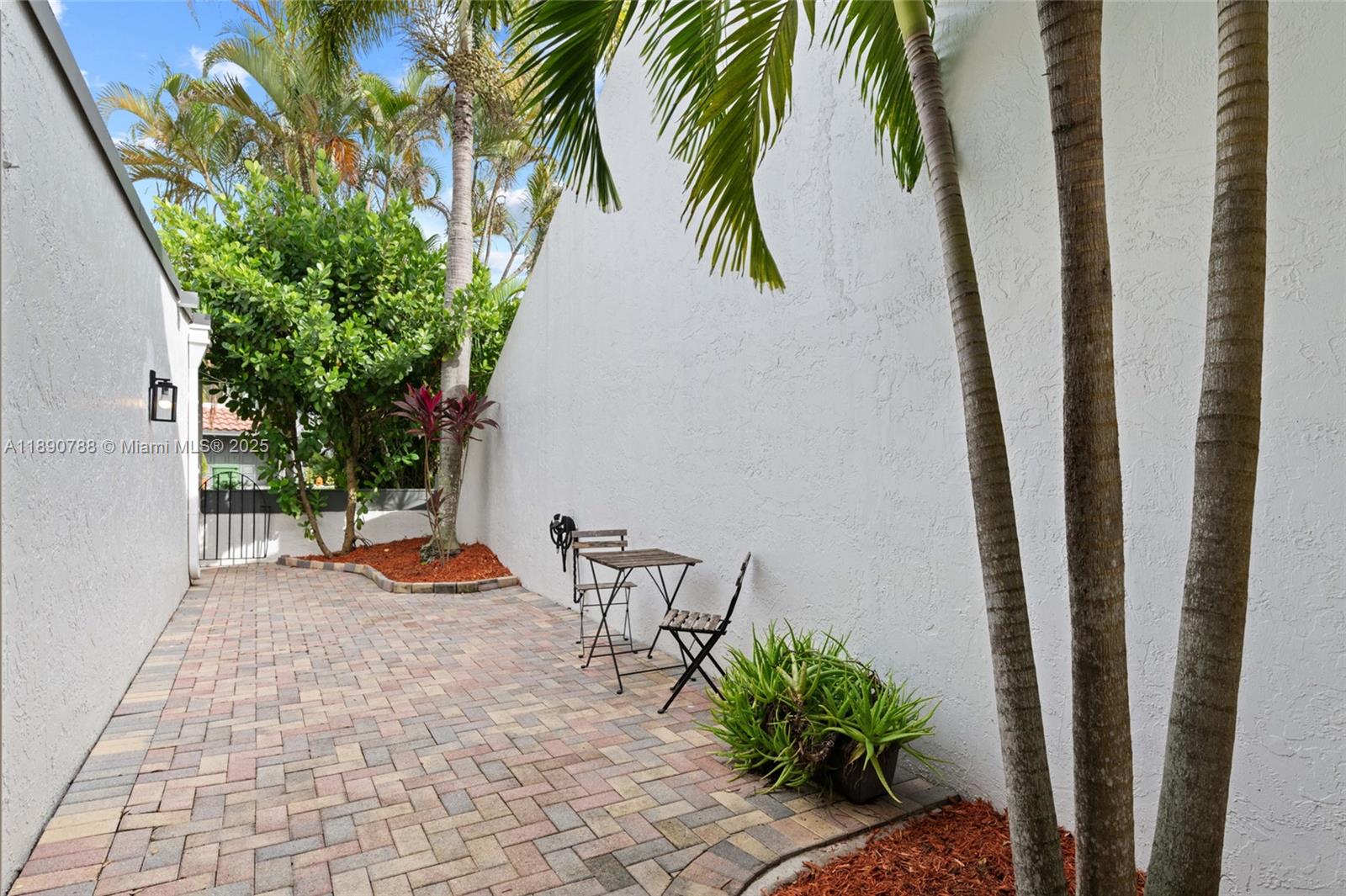 TOWNHOUSE VILLAGE AT BONA - Residential