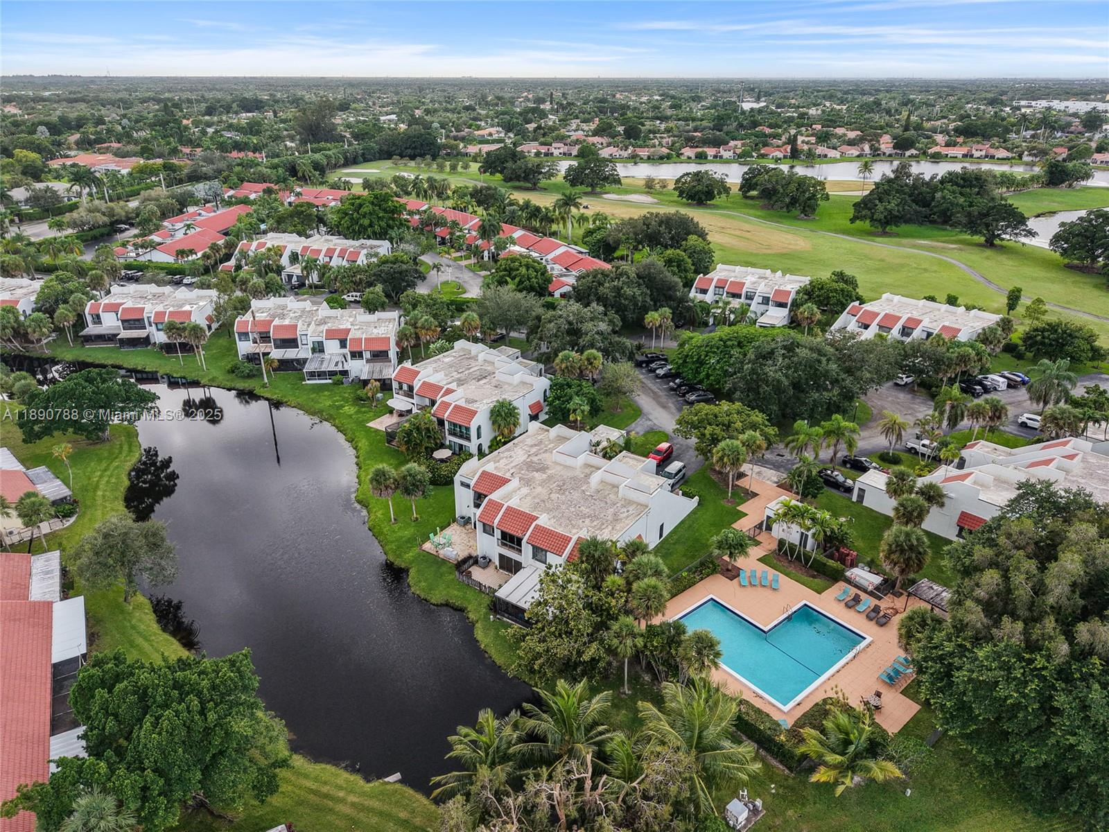 TOWNHOUSE VILLAGE AT BONA - Residential