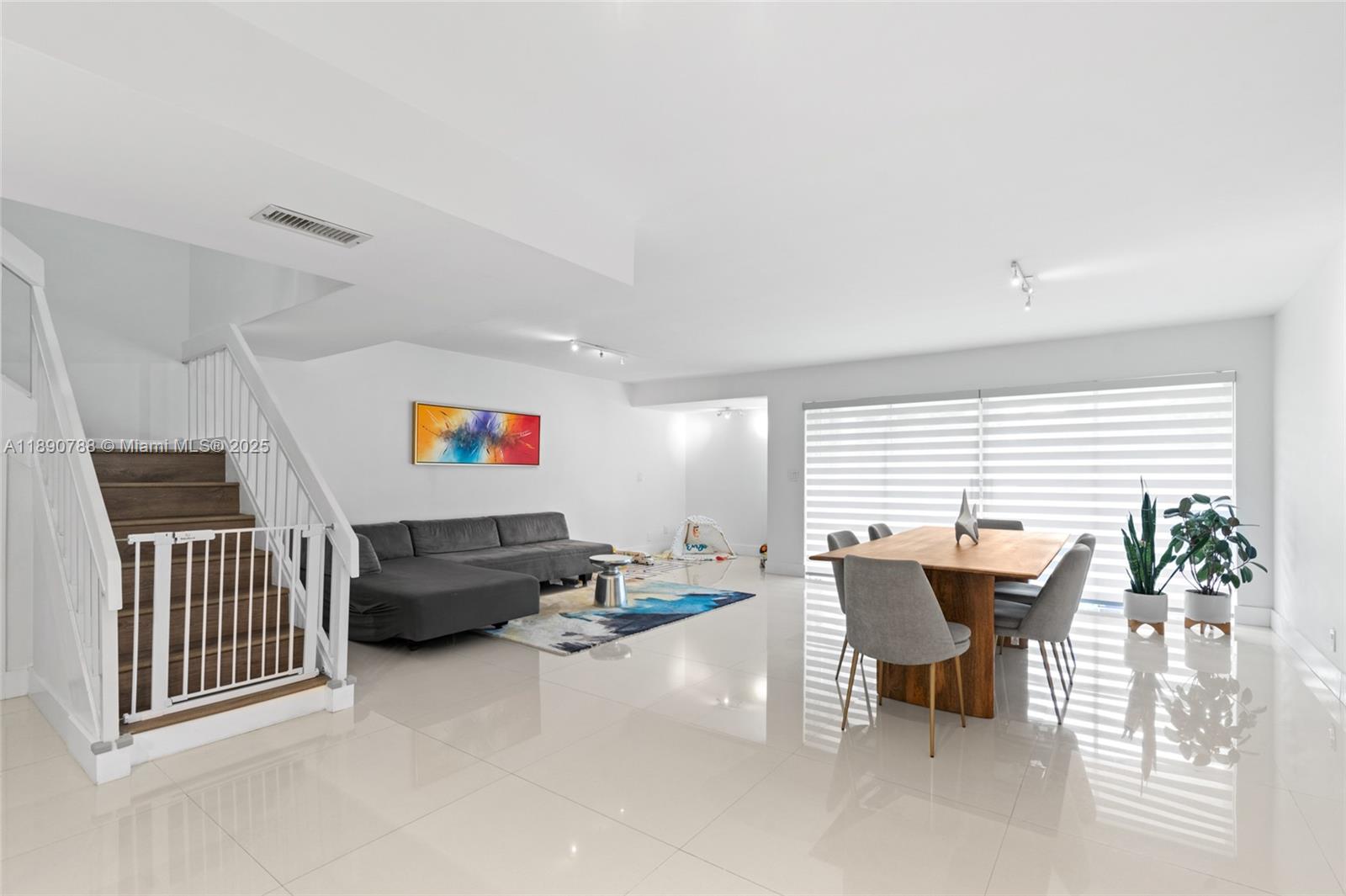 TOWNHOUSE VILLAGE AT BONA - Residential