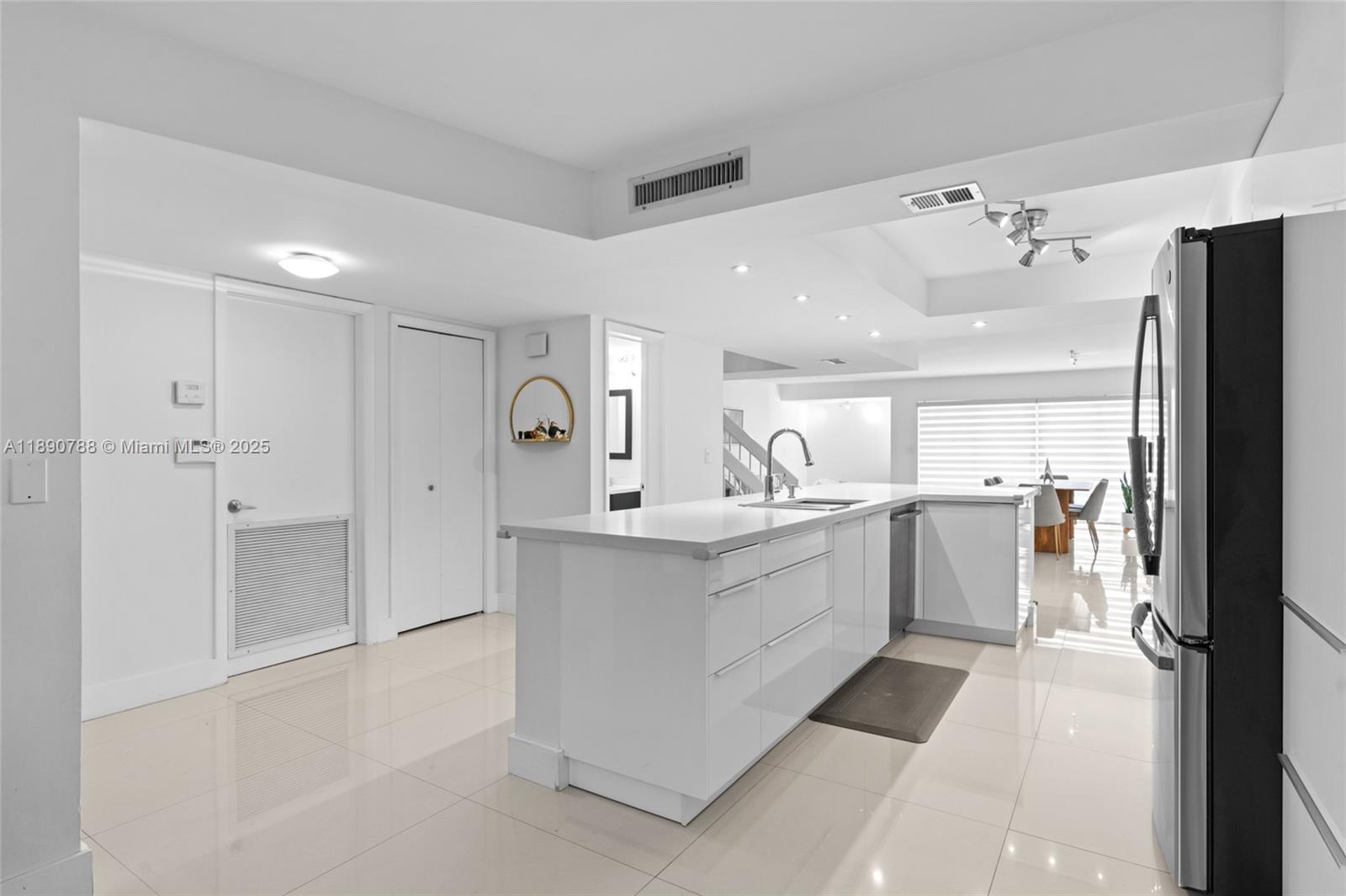 TOWNHOUSE VILLAGE AT BONA - Residential