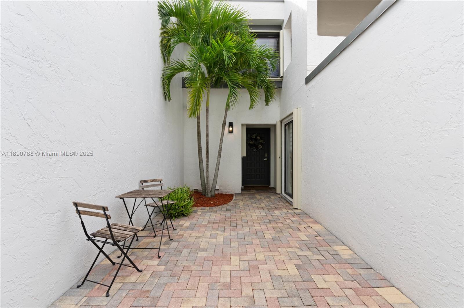 TOWNHOUSE VILLAGE AT BONA - Residential