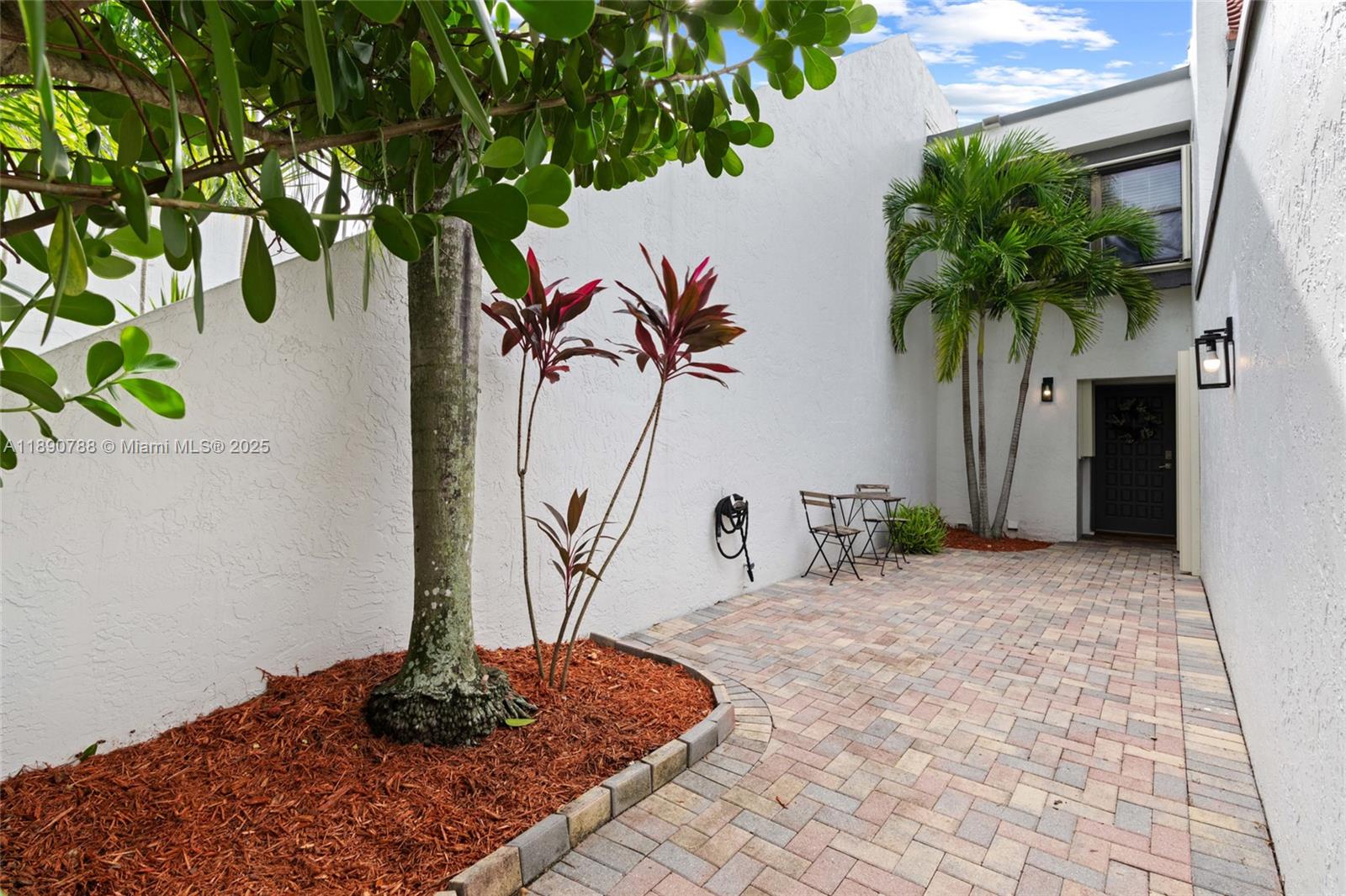 TOWNHOUSE VILLAGE AT BONA - Residential