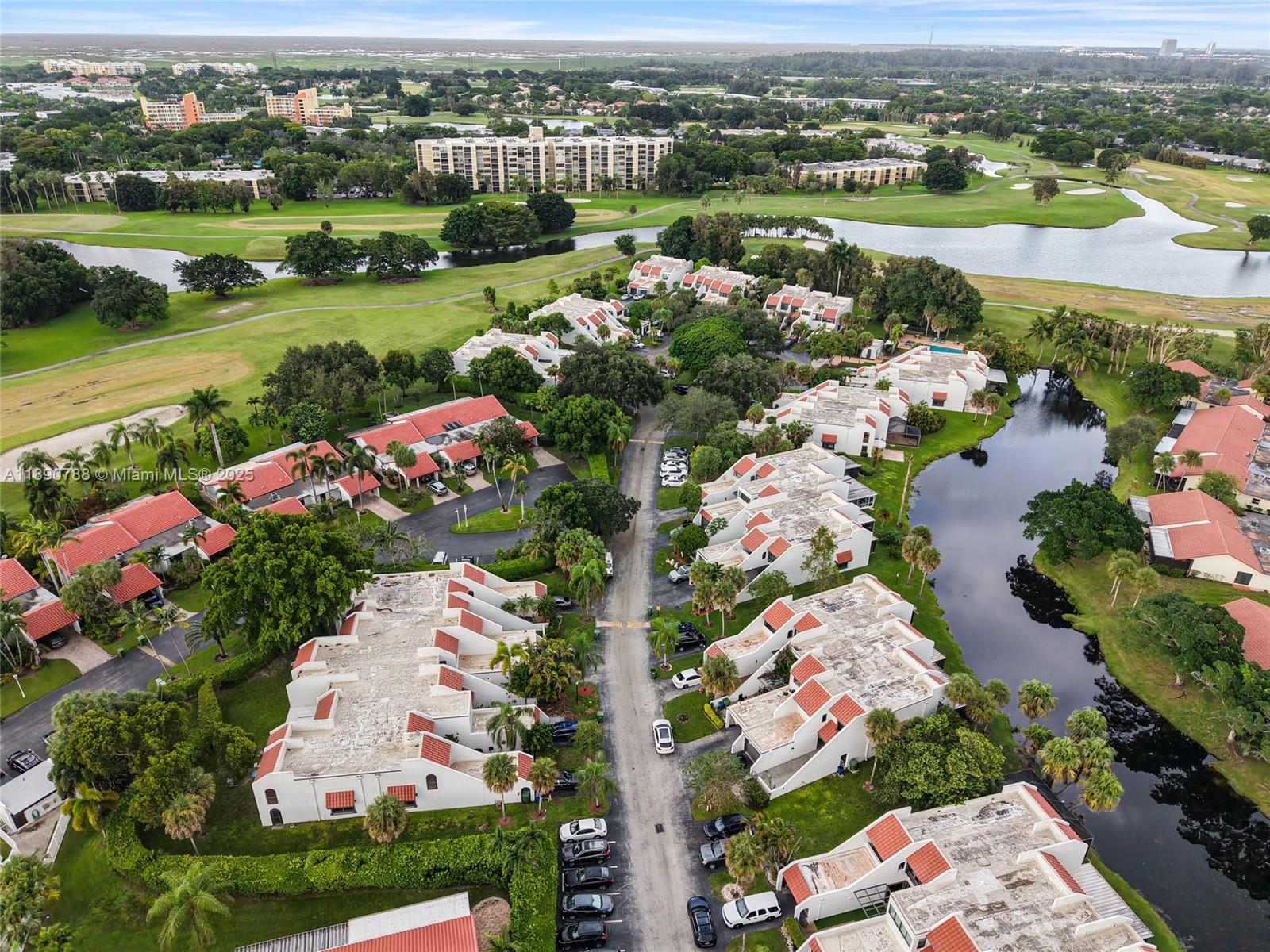 TOWNHOUSE VILLAGE AT BONA - Residential