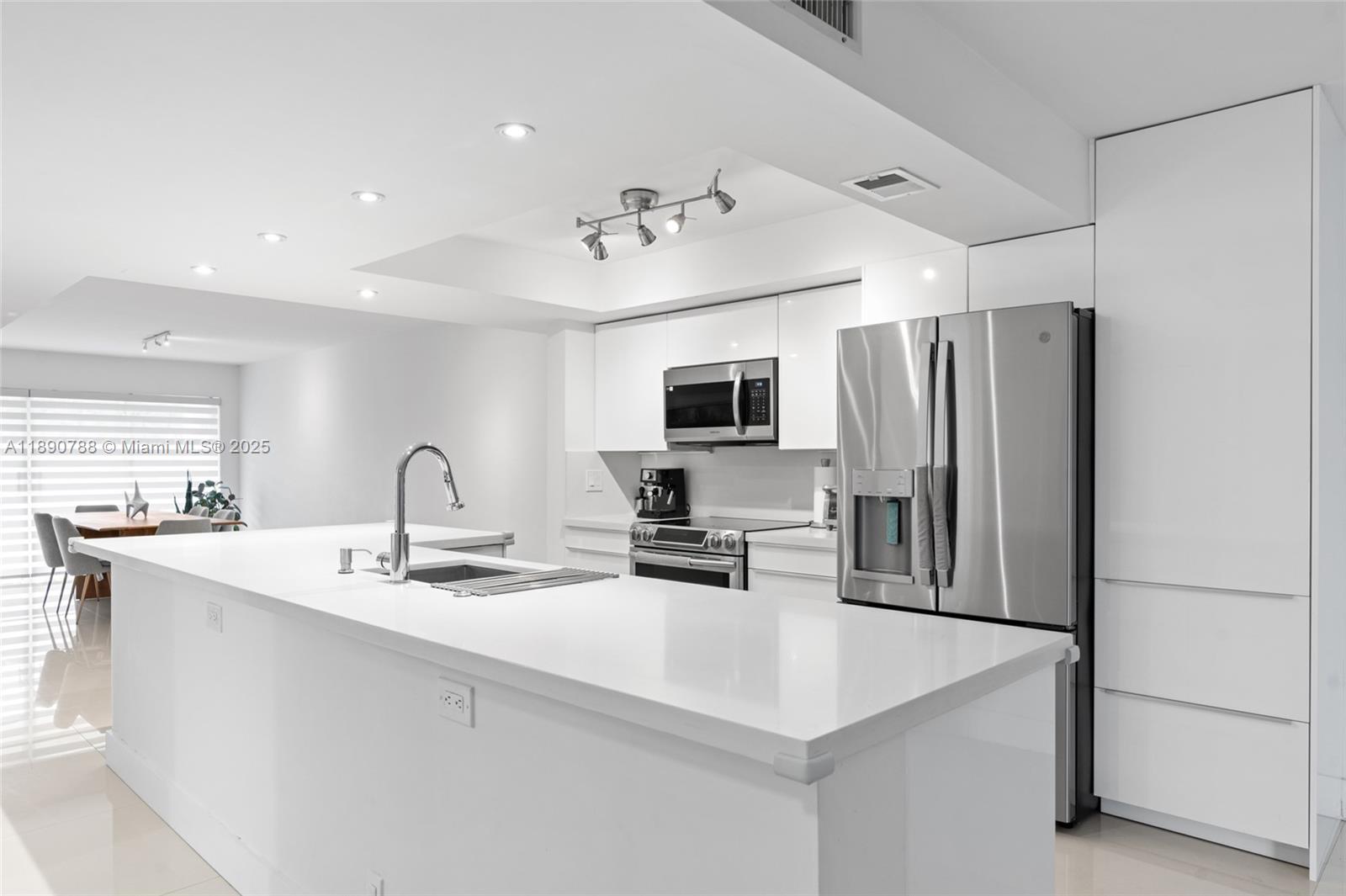 TOWNHOUSE VILLAGE AT BONA - Residential