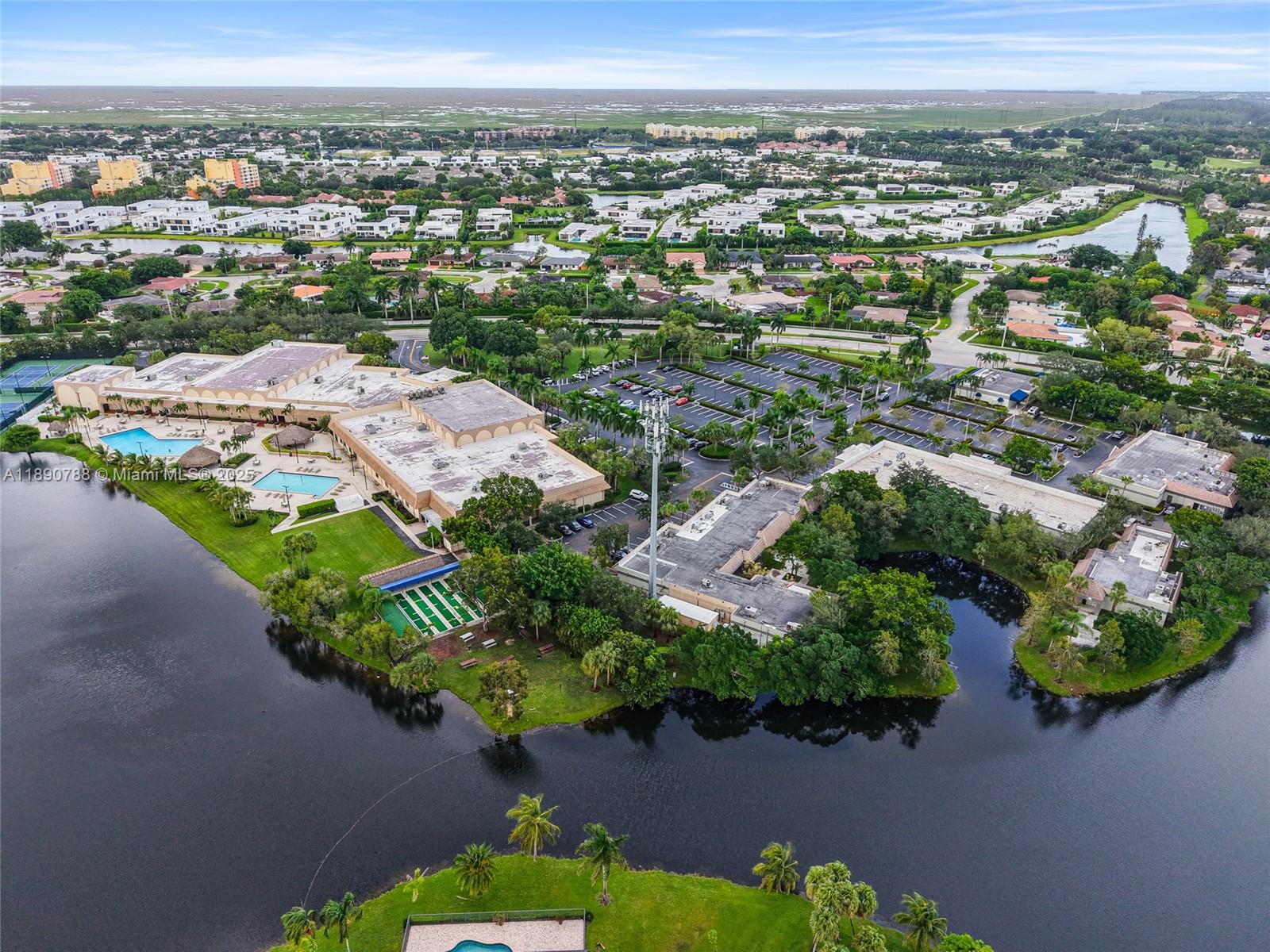 TOWNHOUSE VILLAGE AT BONA - Residential