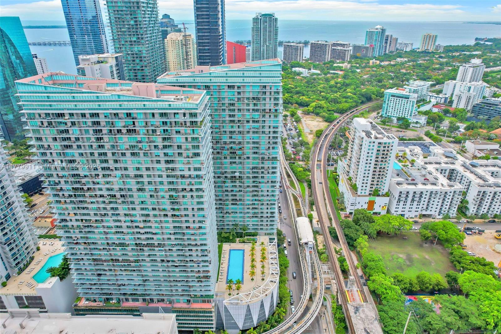 THE AXIS ON BRICKELL COND - Residential