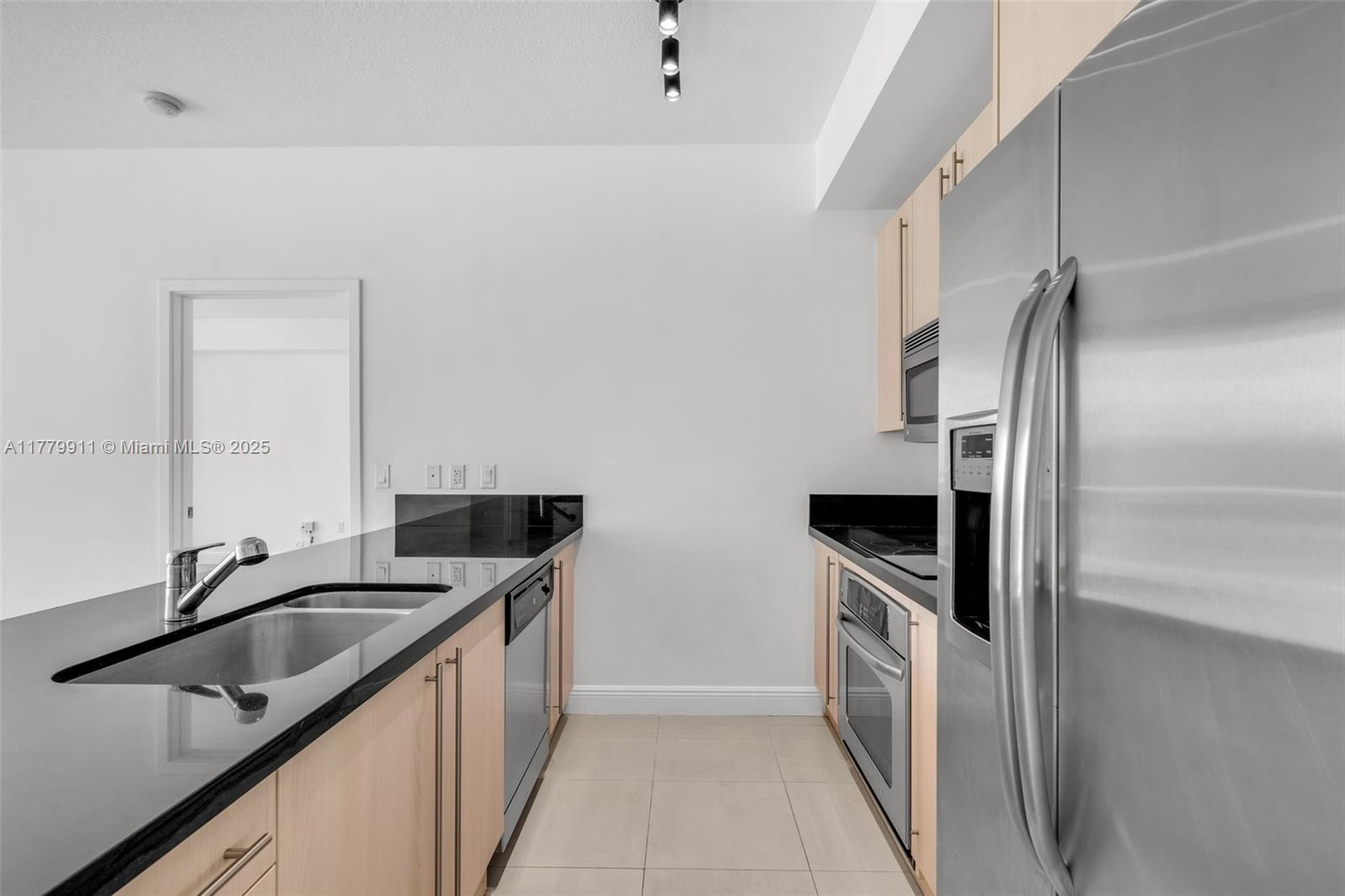 THE AXIS ON BRICKELL COND - Residential