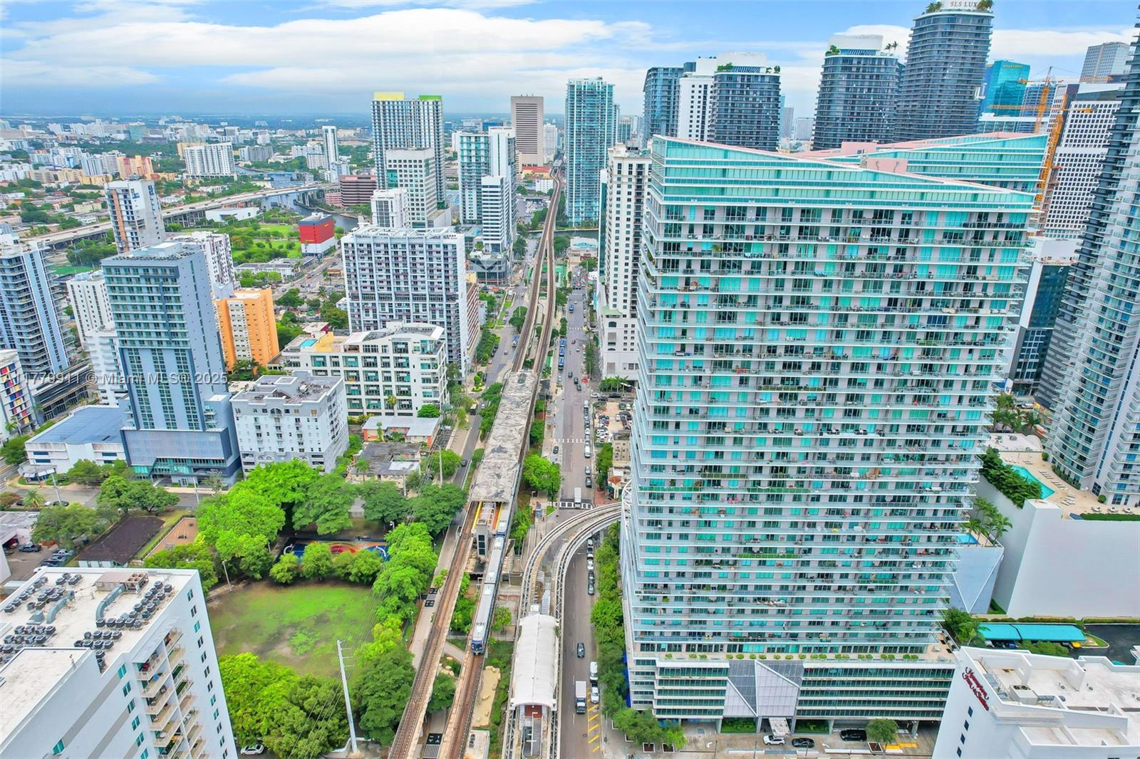 THE AXIS ON BRICKELL COND - Residential