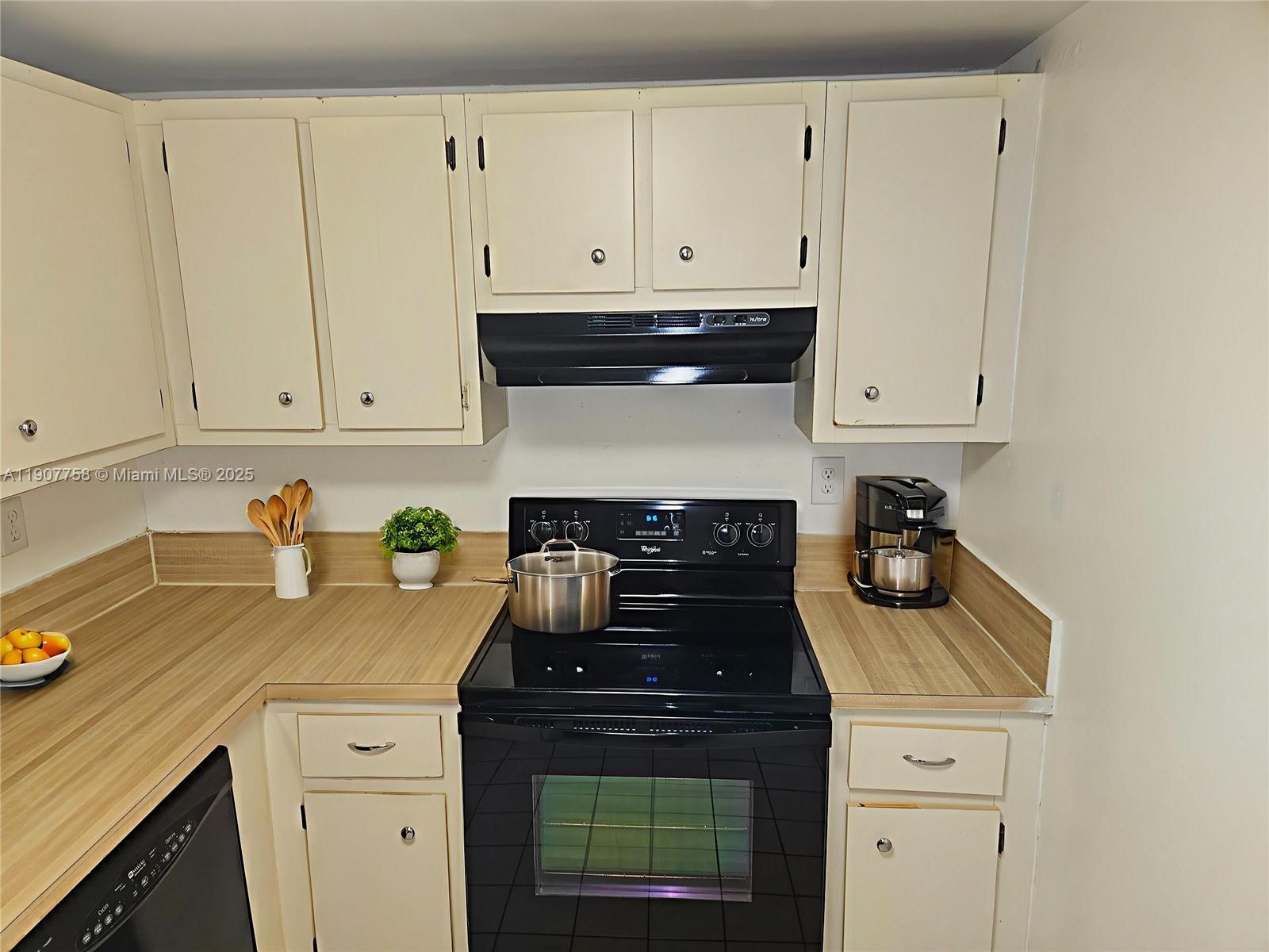 AZUL AT FONTAINEBLEAU CON - Residential Lease