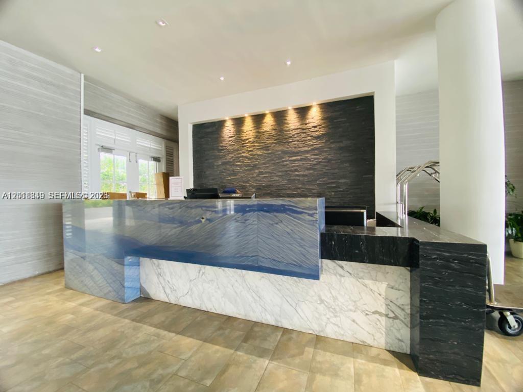 800 West Ave 905