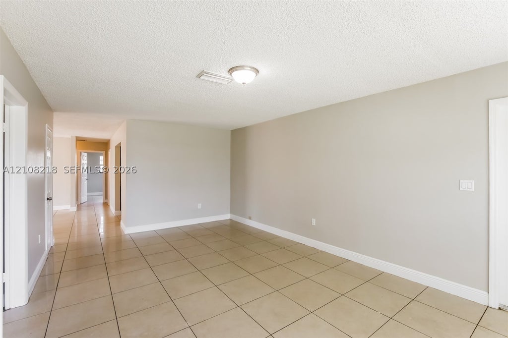 Photo of 960 N 73rd Way, Hollywood, FL 33024 (MLS # A12108218)