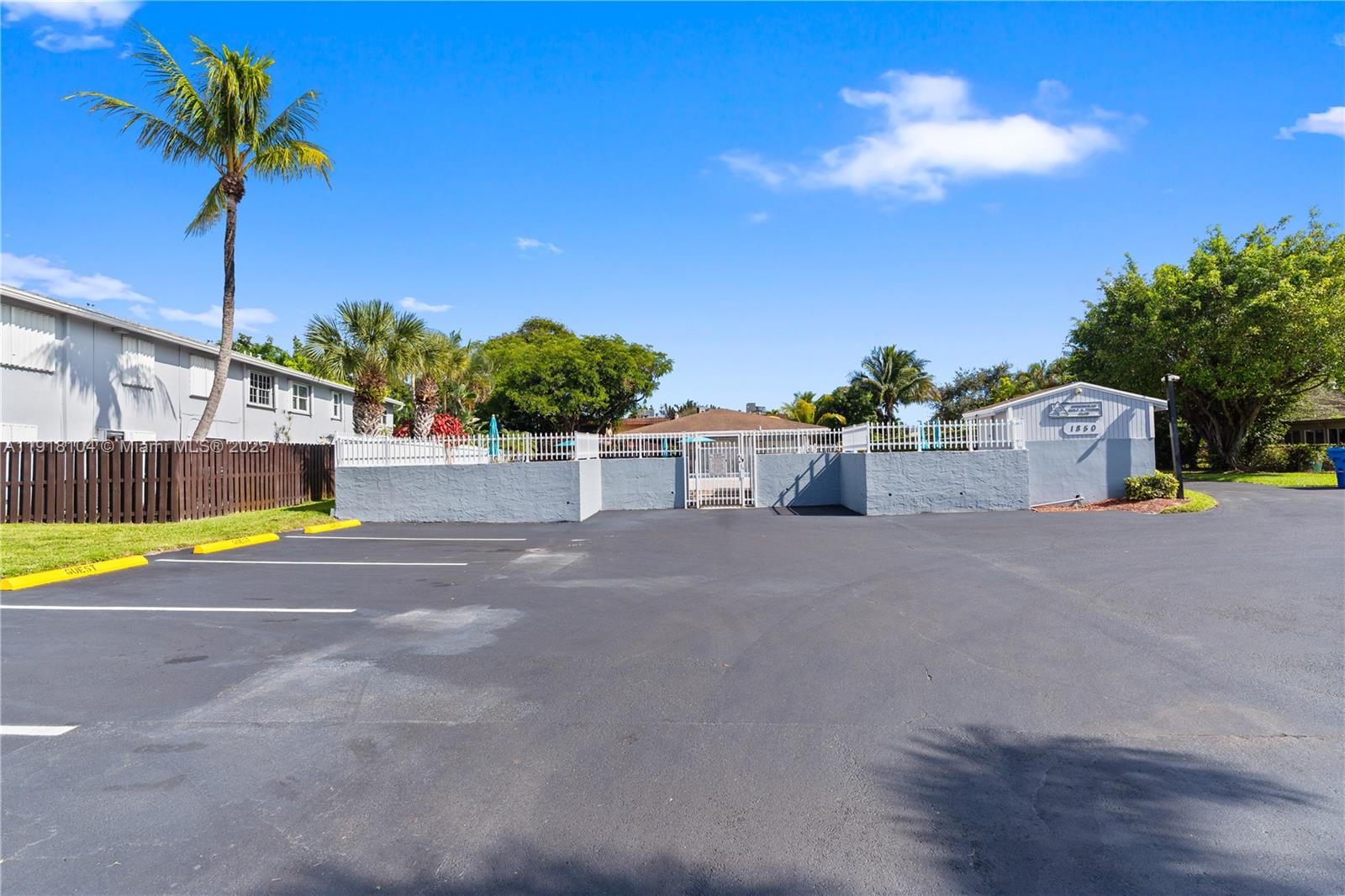 ARROWHEAD GOLF & TENNIS C - Residential Lease