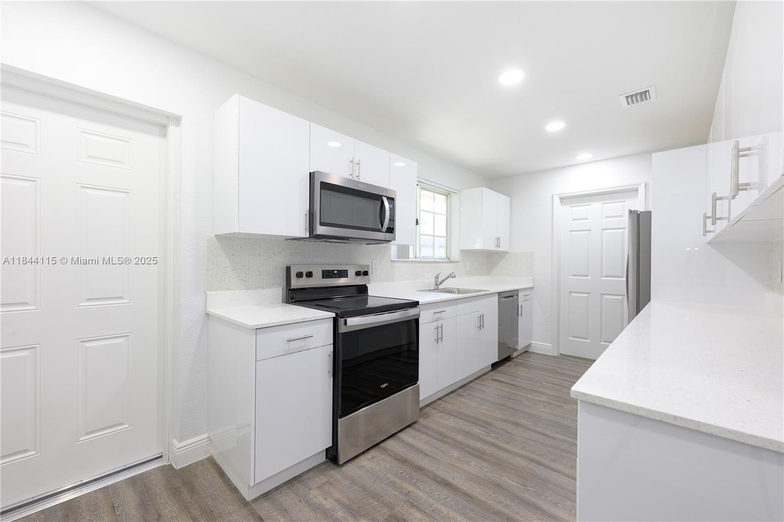 Pristine Unit ready for Move-In complete with Washer & Dryer. Exquisite finishes and easy to show. Central to Major Highways.