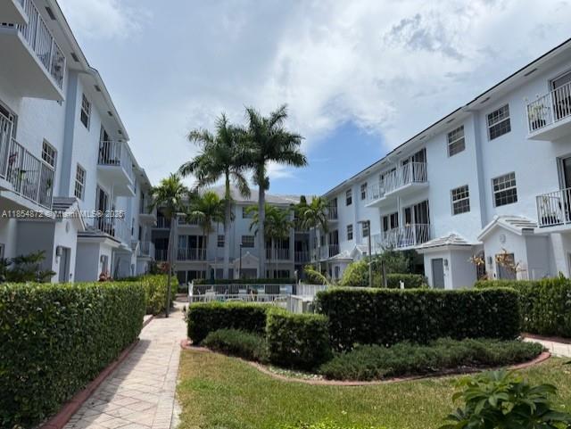 Welcome to this stunning townhouse in the highly sought-after boutique community of Palm Island Villas. This residence offers a blend of modern design and comfortable living, just a short walk from the vibrant Wilton Drive and minutes away from Fort Lauderdale's beaches and Las Olas